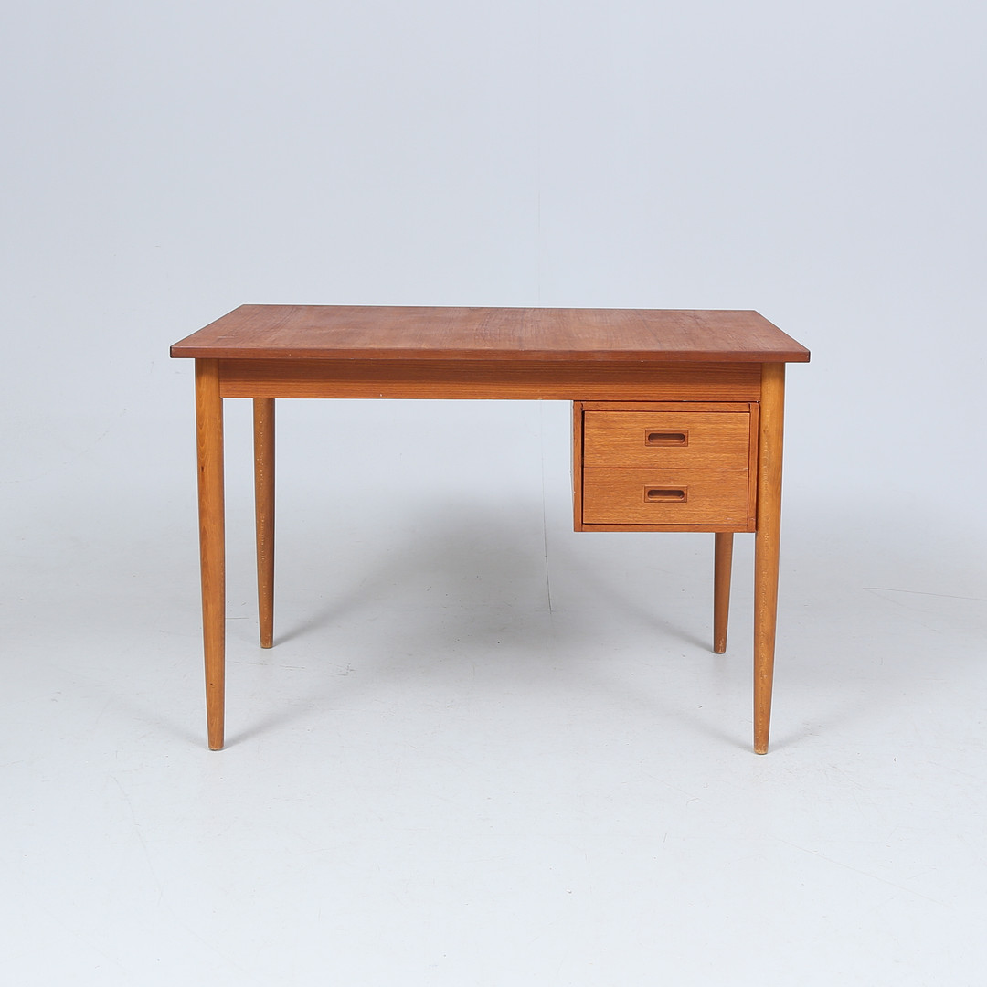 SKRIVBORD, fanerat i teak, 1960-tal.