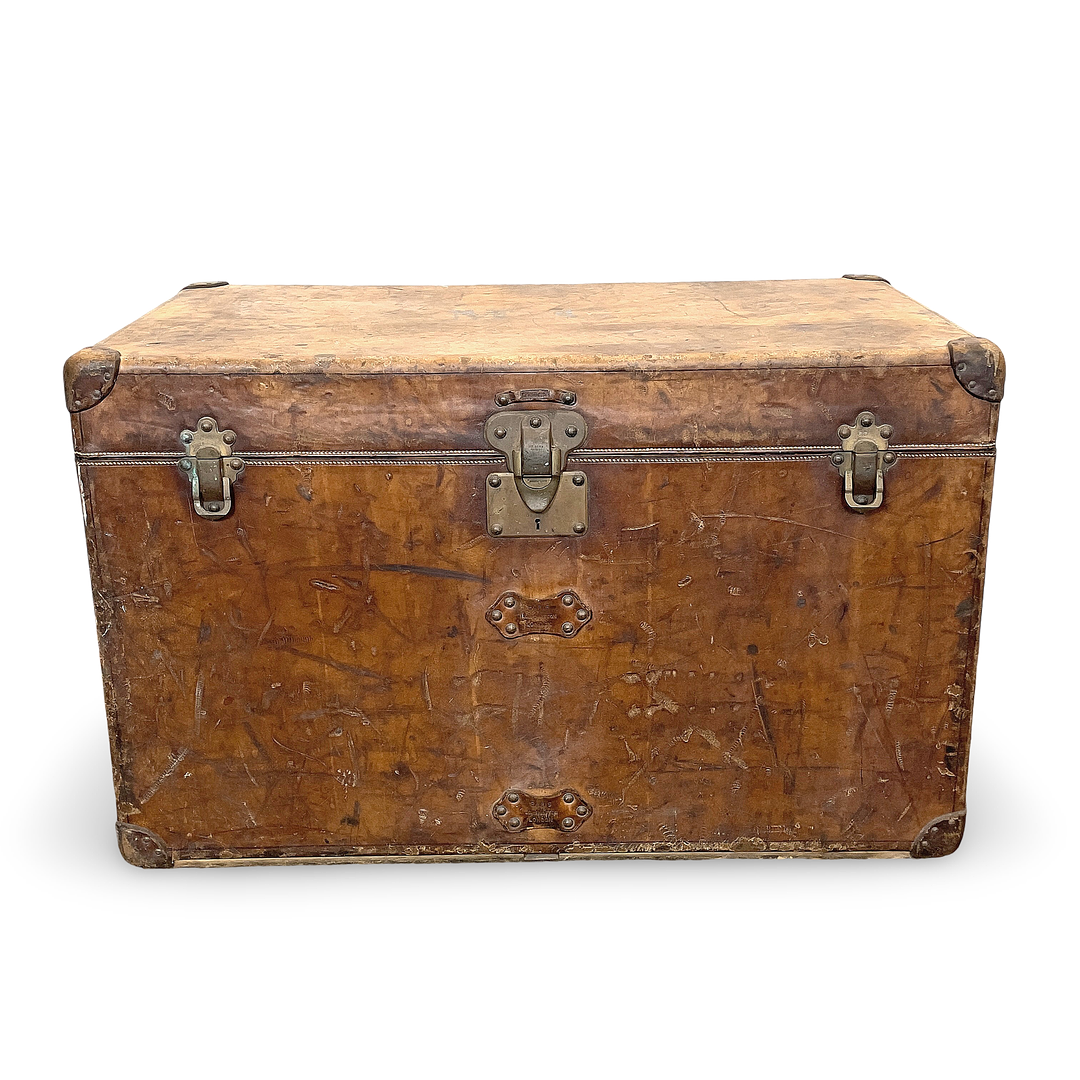 LOUIS VUITTON. Koffert, "Malle Courrier", brunt läder, 1900-talets början.