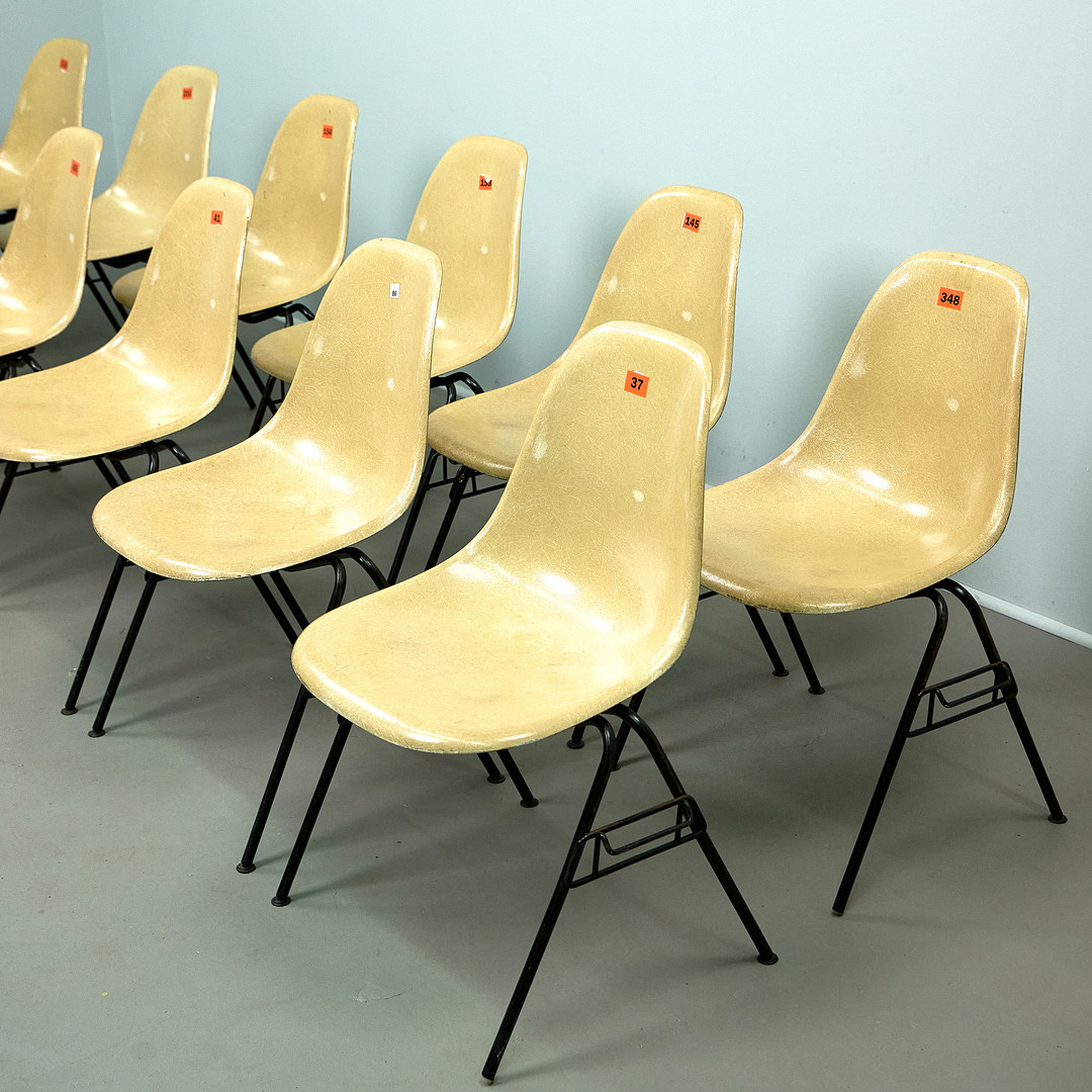 CHARLES & RAY EAMES. für Herman Miller, Stühle, DSS, Sitze aus Fiberglas, Metall, 70er Jahre (12).