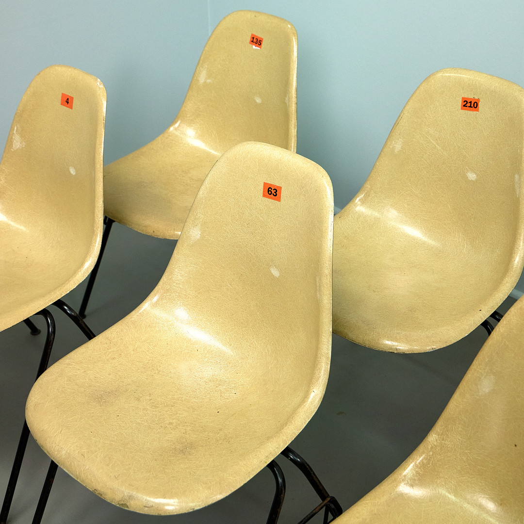CHARLES & RAY EAMES. für Herman Miller, Stühle, DSS, Sitze aus Fiberglas, Metall, 70er Jahre (12).