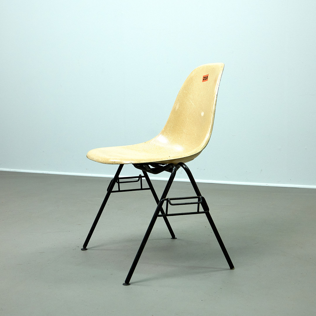 CHARLES & RAY EAMES. für Herman Miller, Stühle, DSS, Sitze aus Fiberglas, Metall, 70er Jahre (12).