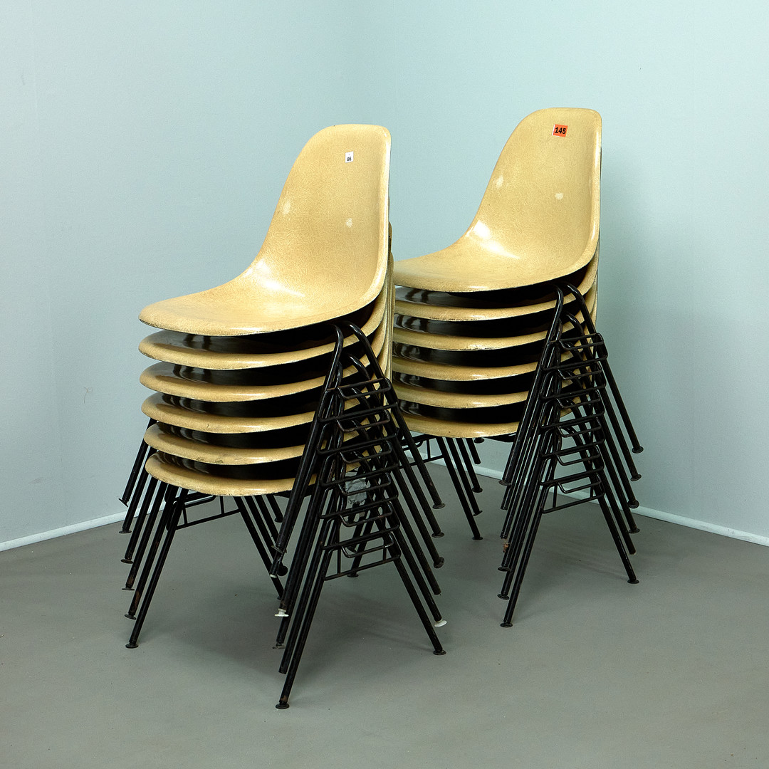 CHARLES & RAY EAMES. für Herman Miller, Stühle, DSS, Sitze aus Fiberglas, Metall, 70er Jahre (12).