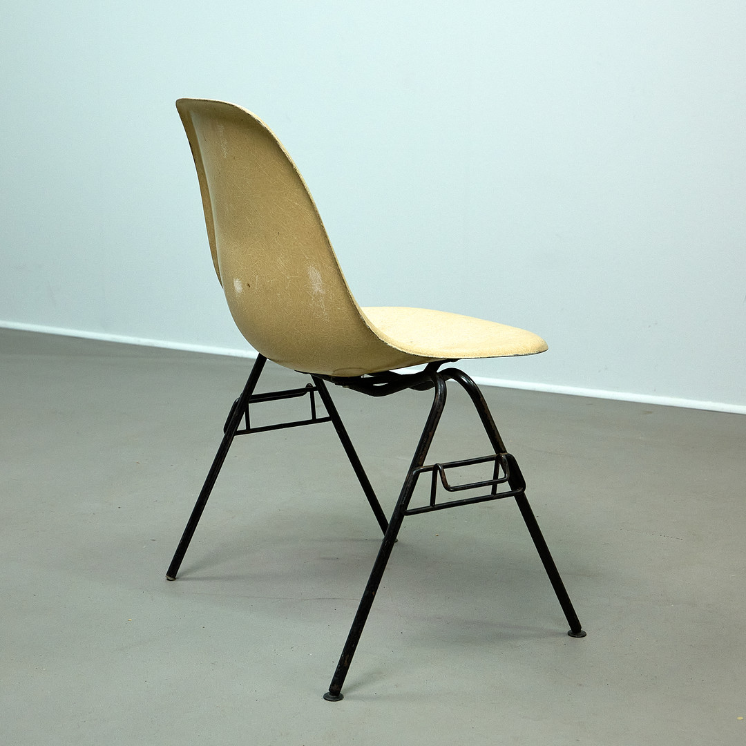 CHARLES & RAY EAMES. für Herman Miller, Stühle, DSS, Sitze aus Fiberglas, Metall, 70er Jahre (12).