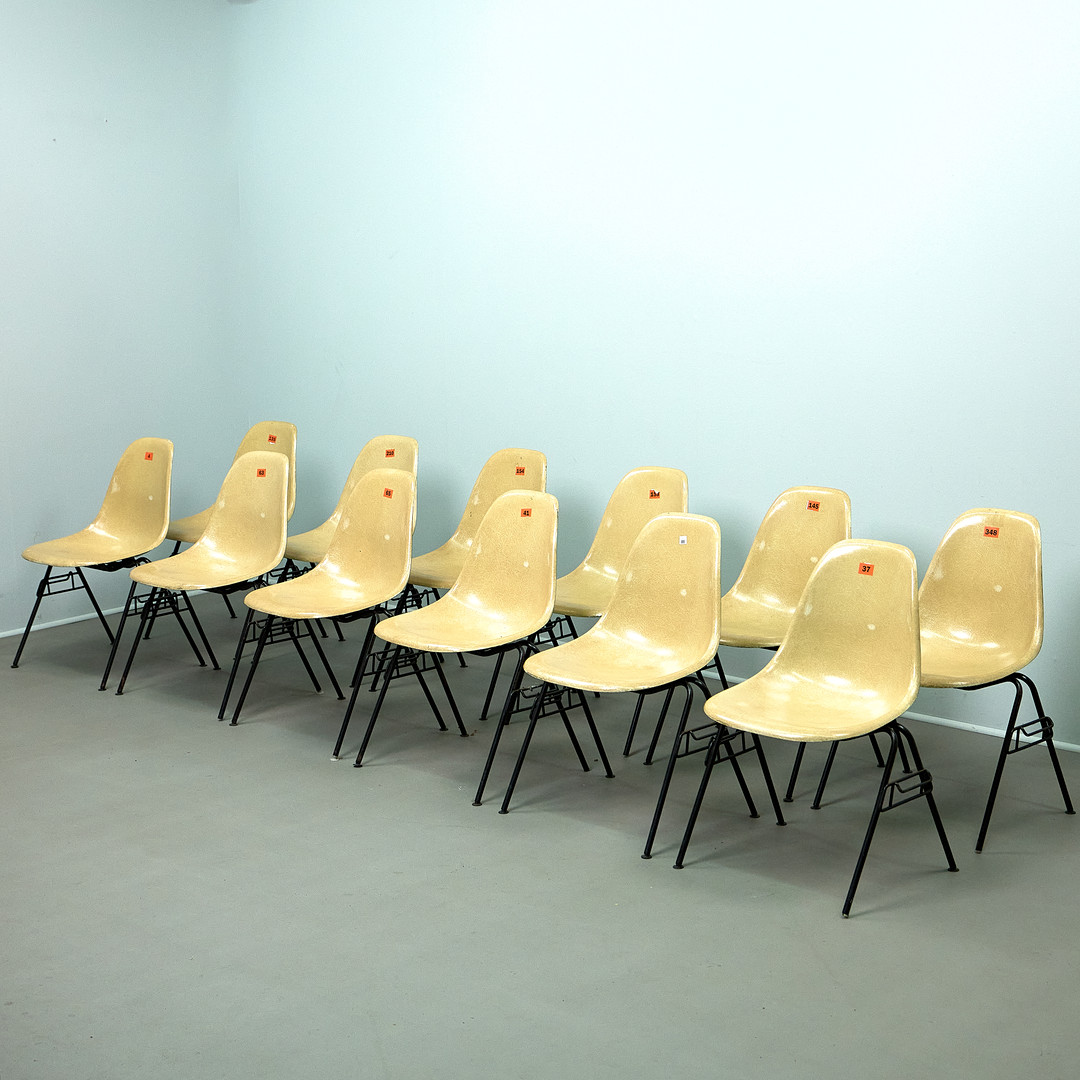 CHARLES & RAY EAMES. für Herman Miller, Stühle, DSS, Sitze aus Fiberglas, Metall, 70er Jahre (12).