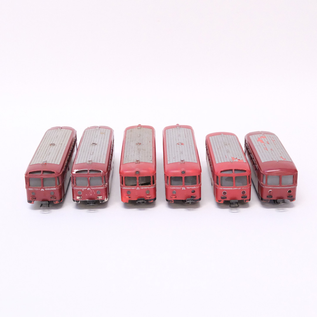 MÄRKLIN. MODELLJÄRNVÄG, FYRA RÄLSBUSSAR OCH TVÅ RÄLSVAGNAR. SKALA H0.