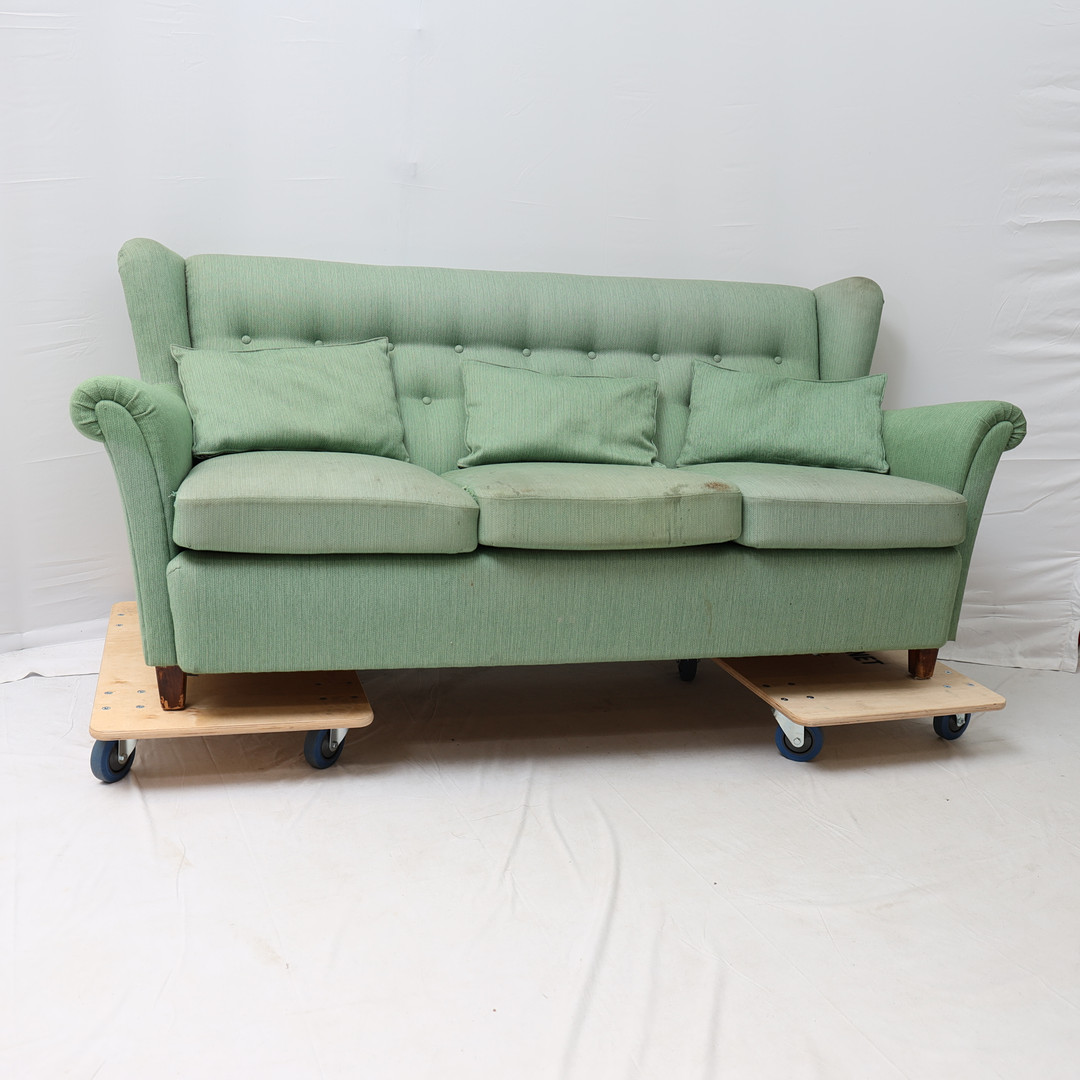 SOFFA, Dux, omkring 1900-talets mitt. Grön knappstoppad klädsel.