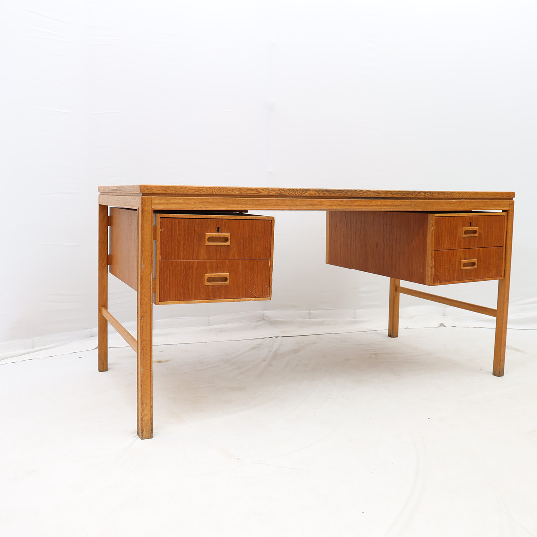 SKRIVBORD, 1950-1960-tal, teak och ek. Med 4 utdragbara lådor.