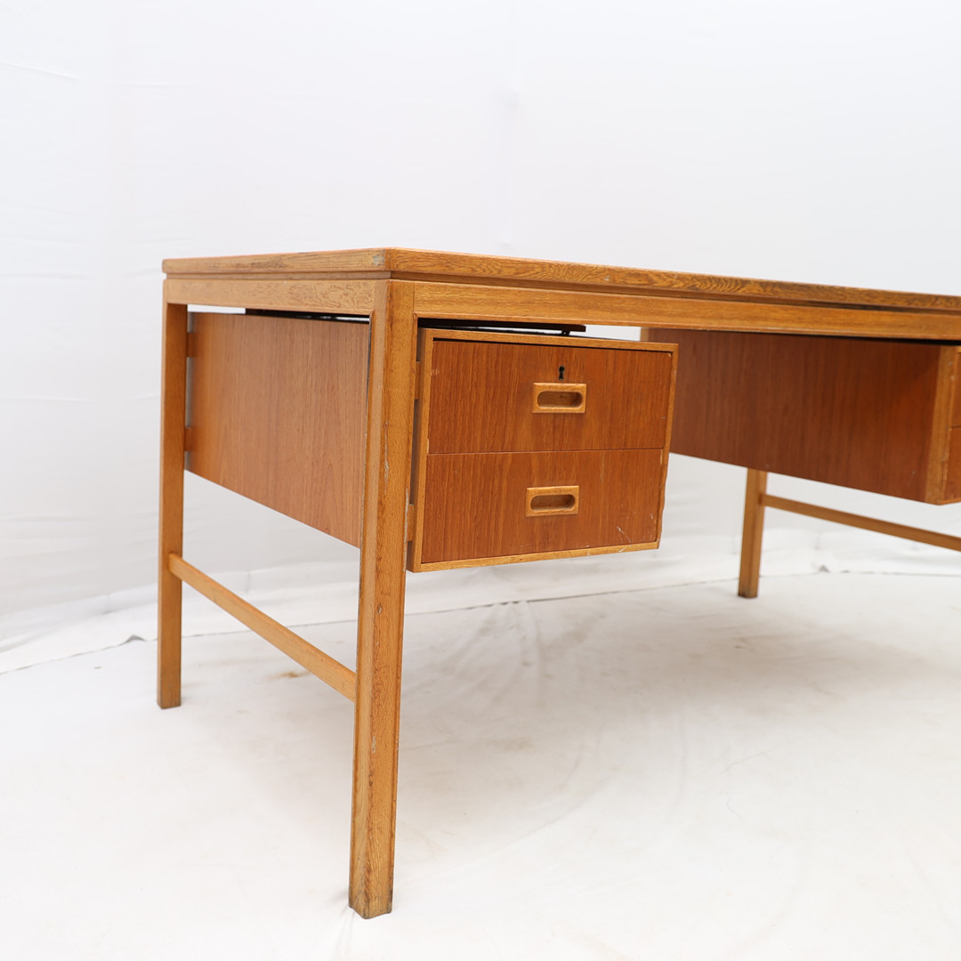 SKRIVBORD, 1950-1960-tal, teak och ek. Med 4 utdragbara lådor.