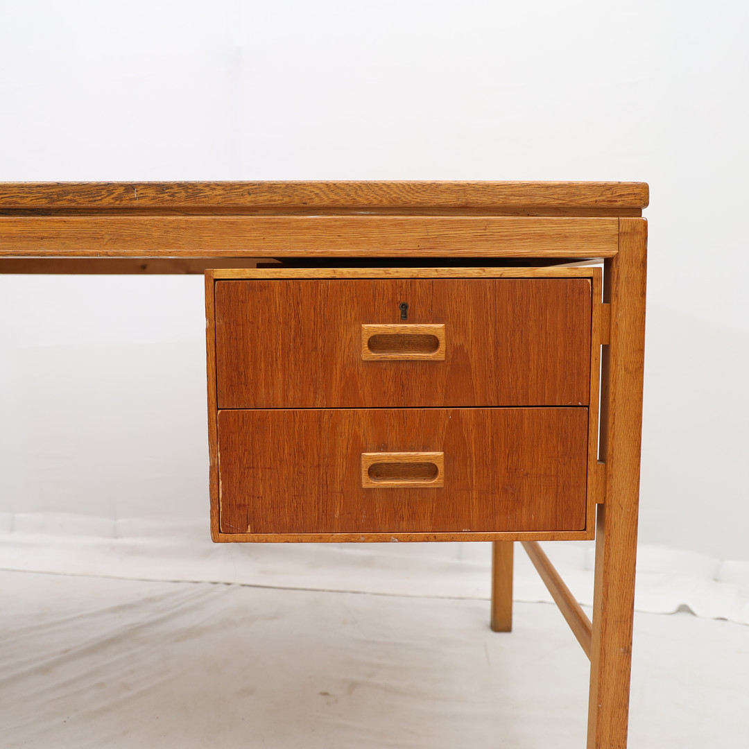 SKRIVBORD, 1950-1960-tal, teak och ek. Med 4 utdragbara lådor.