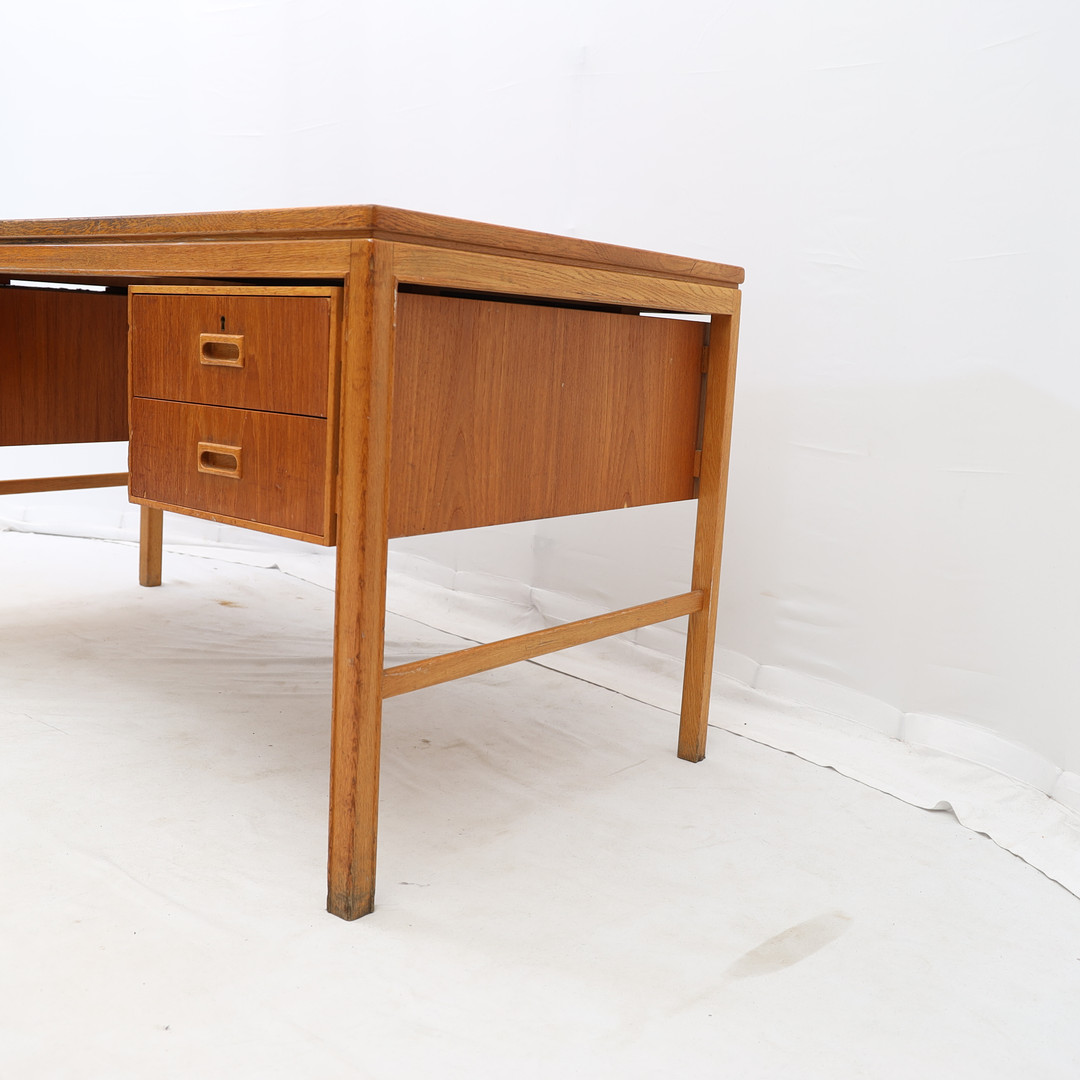 SKRIVBORD, 1950-1960-tal, teak och ek. Med 4 utdragbara lådor.