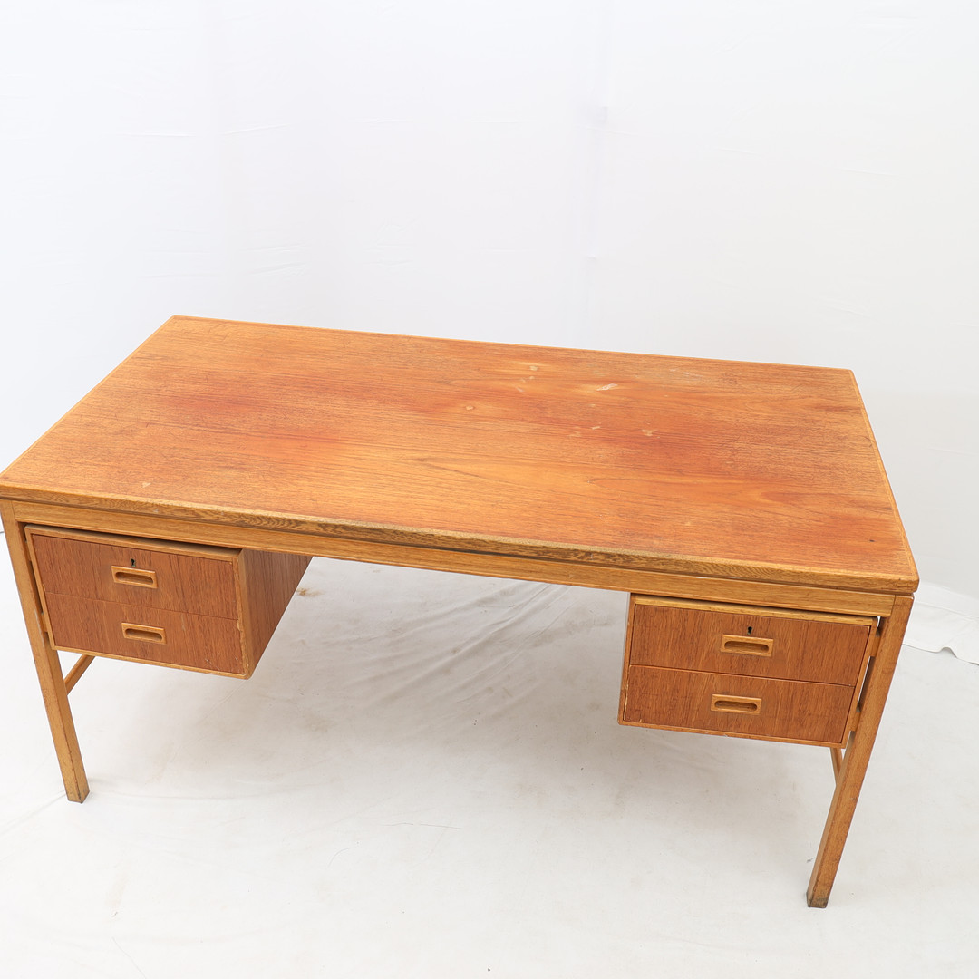 SKRIVBORD, 1950-1960-tal, teak och ek. Med 4 utdragbara lådor.