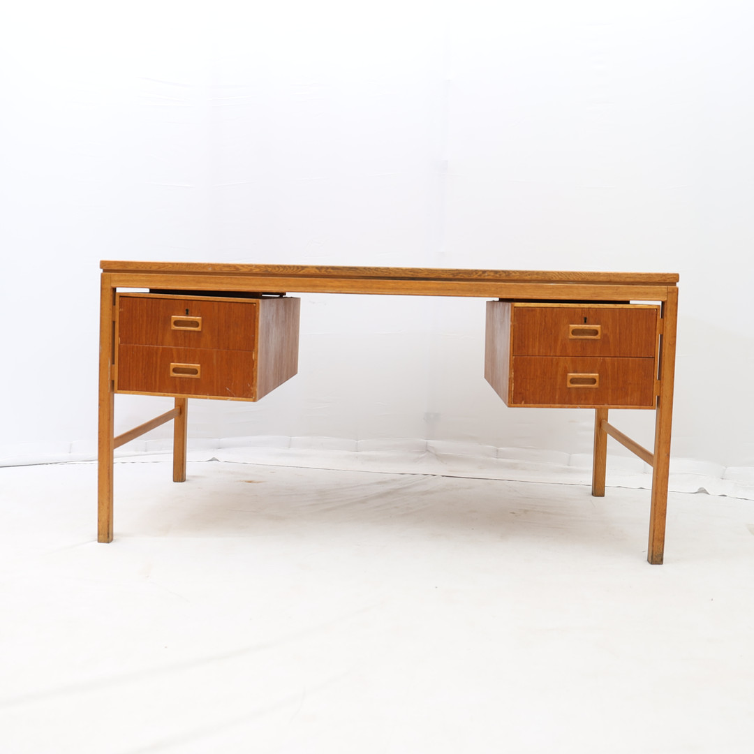 SKRIVBORD, 1950-1960-tal, teak och ek. Med 4 utdragbara lådor.