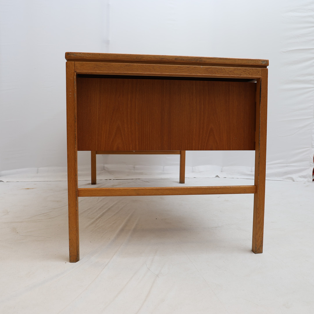 SKRIVBORD, 1950-1960-tal, teak och ek. Med 4 utdragbara lådor.