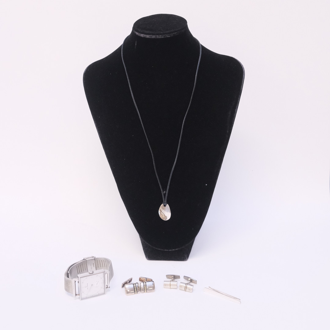 MANSCHETTKNAPPAR, SLIPSHÅLLARE, COLLIER, SILVER SAMT ARMBANDSUR.