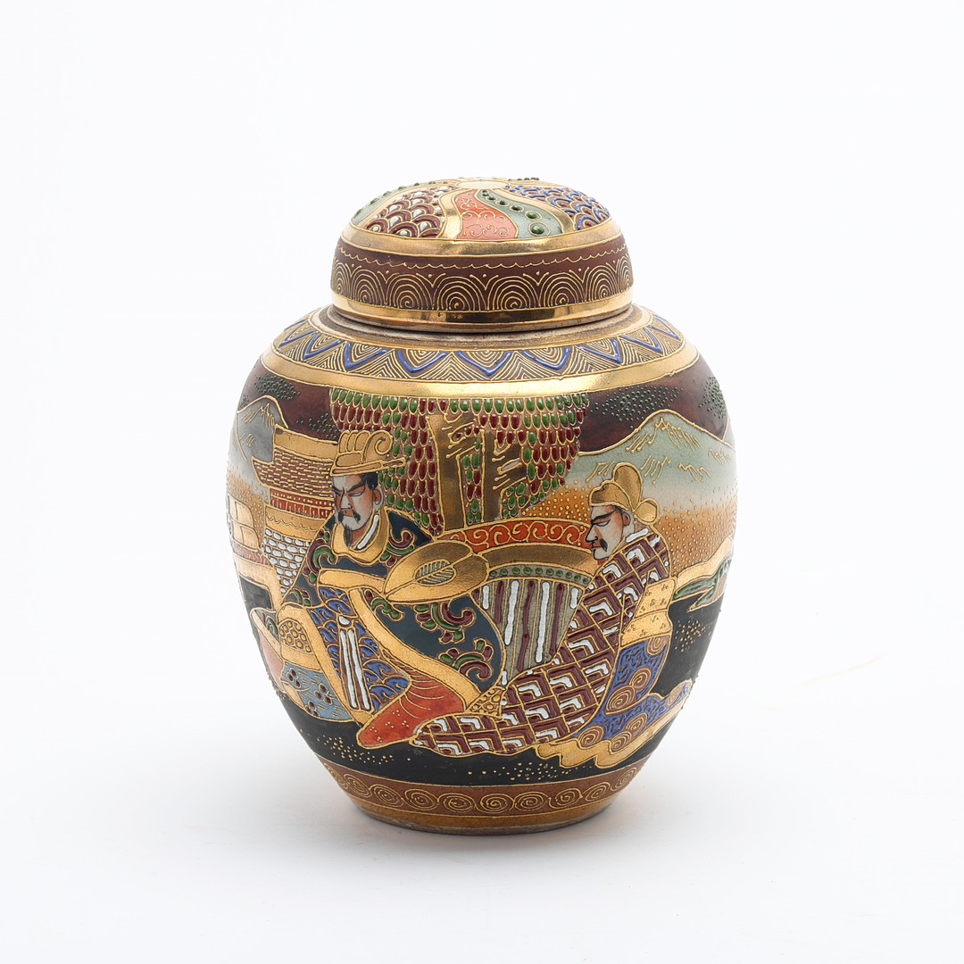 URNA MED LOCK, keramik, Satsuma, Japan, tidigt 1900-tal.