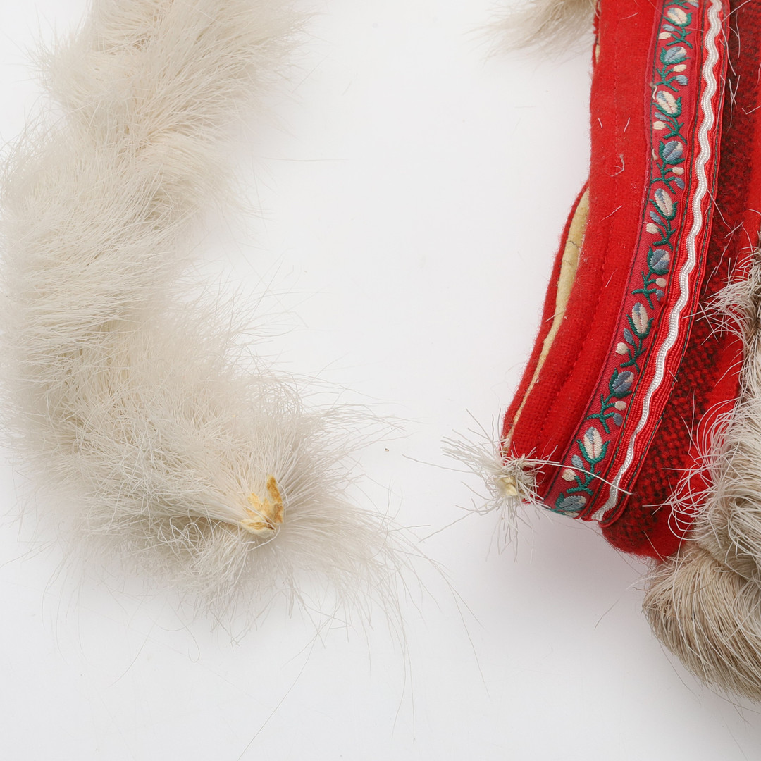 VÄSKOR. 2 st. Renskinn och tyg, 1900-tal.