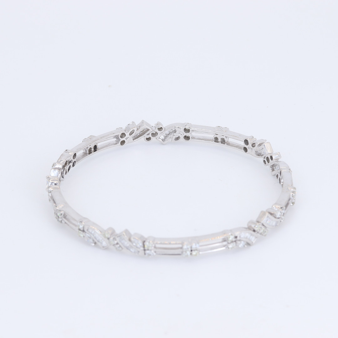 18CT GOLD DIAMOND BANGLE.