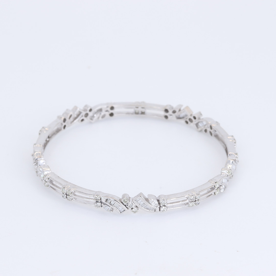 18CT GOLD DIAMOND BANGLE.