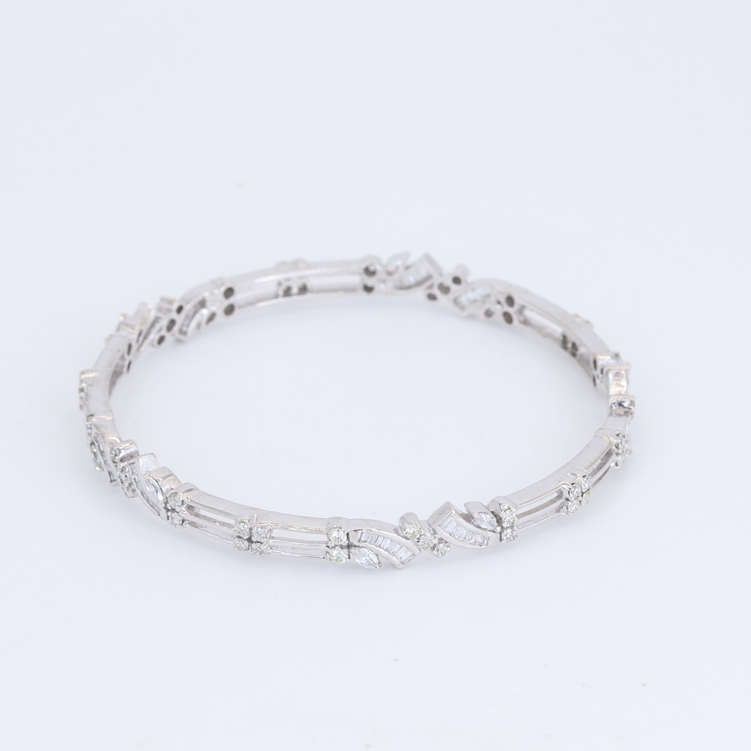 18CT GOLD DIAMOND BANGLE.