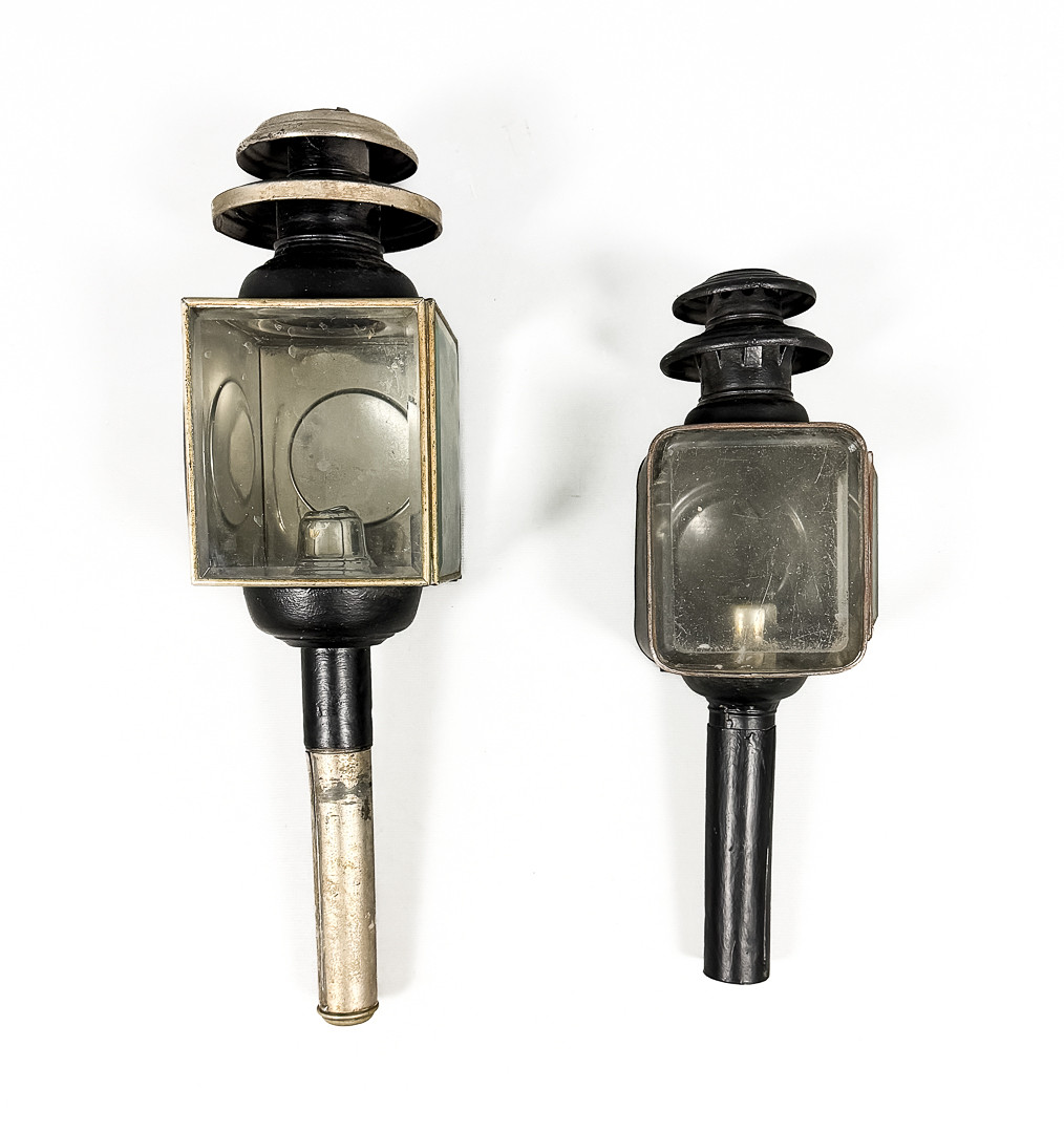 VAGNSLYKTOR, 2 st, bemålad metall, fasettslipad glas, 18/1900-tal.