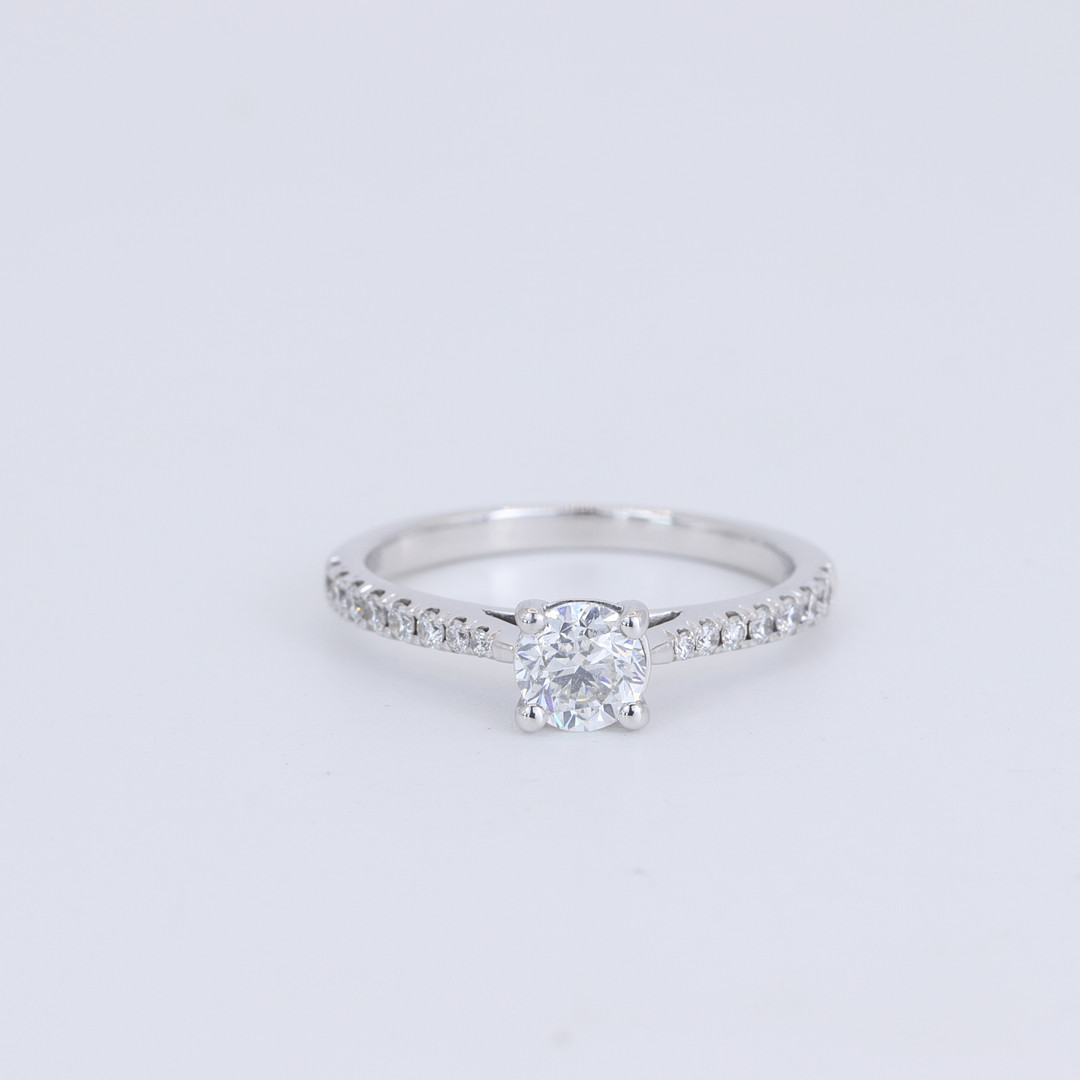 18CT WHITE GOLD DIAMOND SET SOLITAIRE RING.