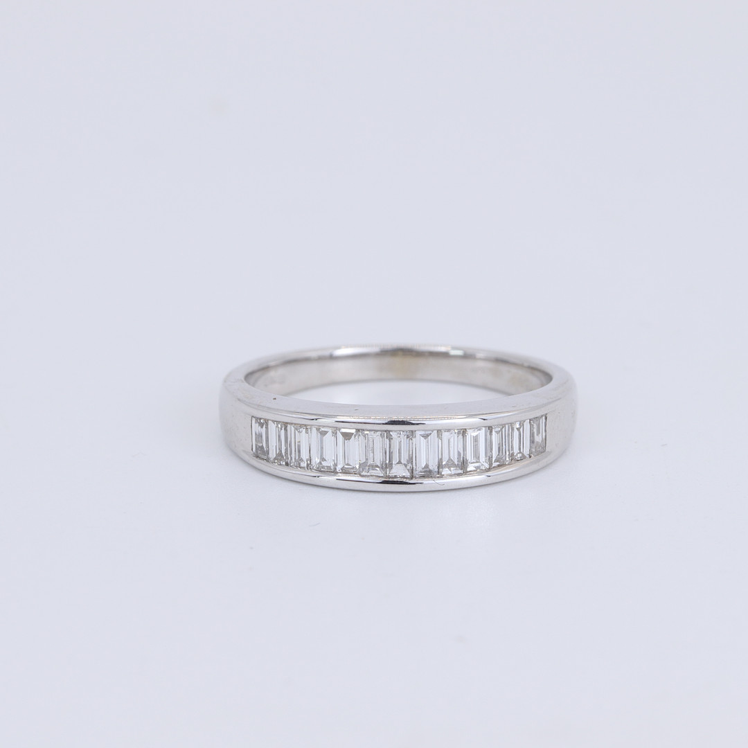 18CT WHITE GOLD DIAMOND SET HALF ETERNITY RING.