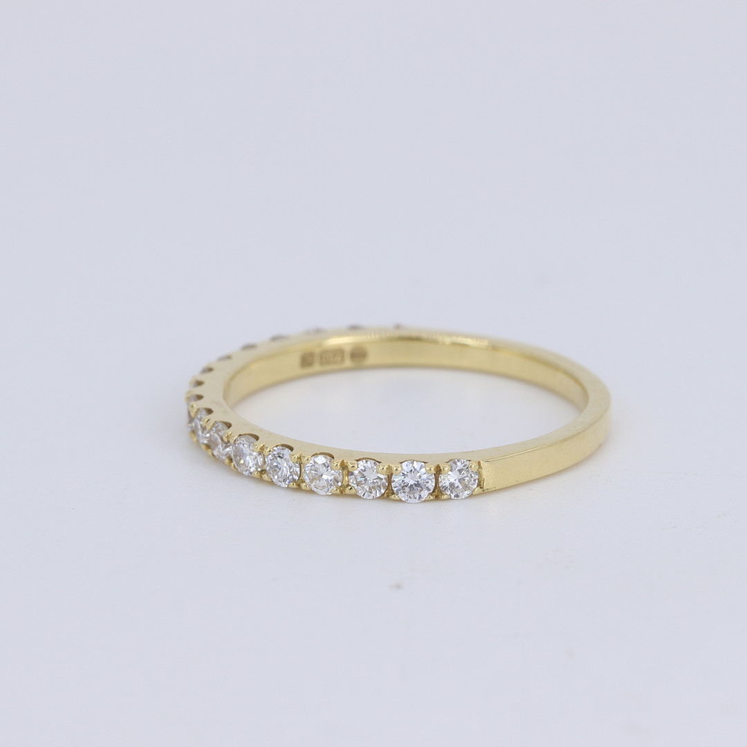 18CT GOLD DIAMOND HALF ETERNITY RING.