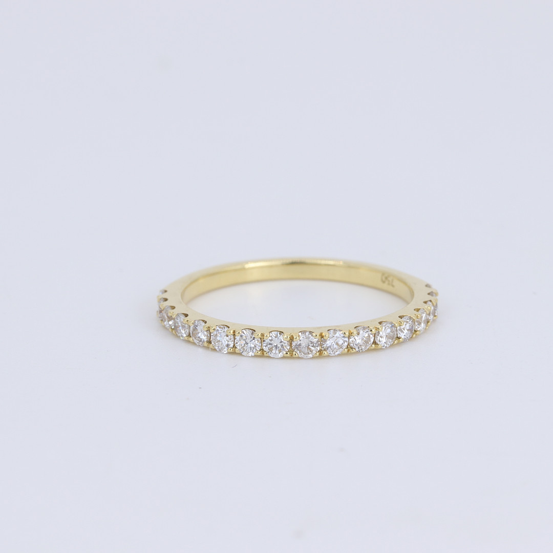 18CT GOLD DIAMOND HALF ETERNITY RING.