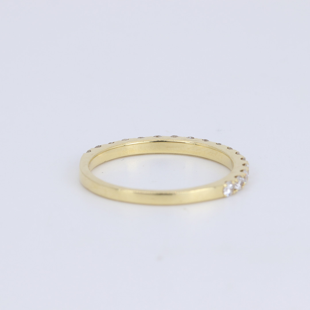 18CT GOLD DIAMOND HALF ETERNITY RING.