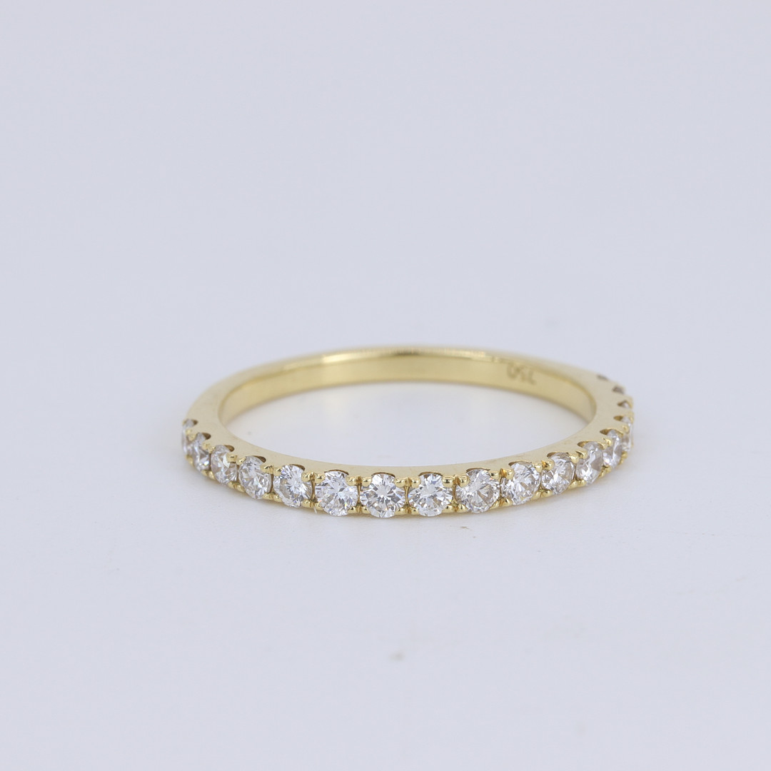 18CT GOLD DIAMOND HALF ETERNITY RING.