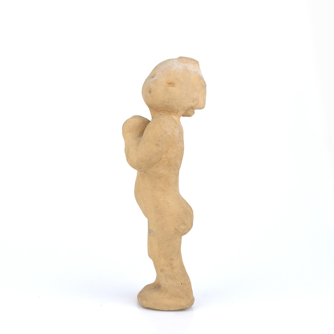MAGGIE WIBOM. Figurin, naket barn, oglaserat lergods, signerad MW.