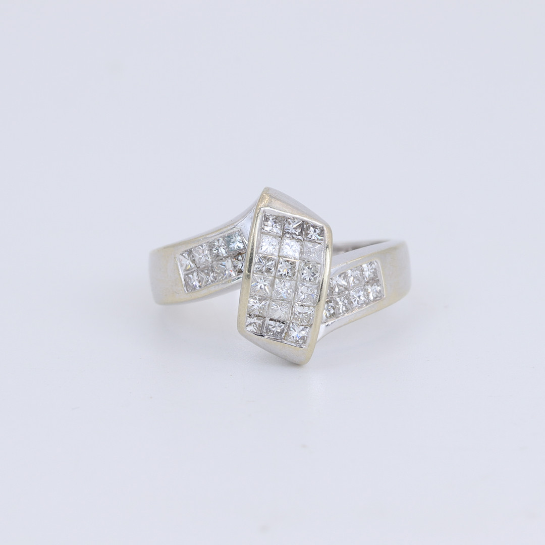 18CT WHITE GOLD DIAMOND SET RING.