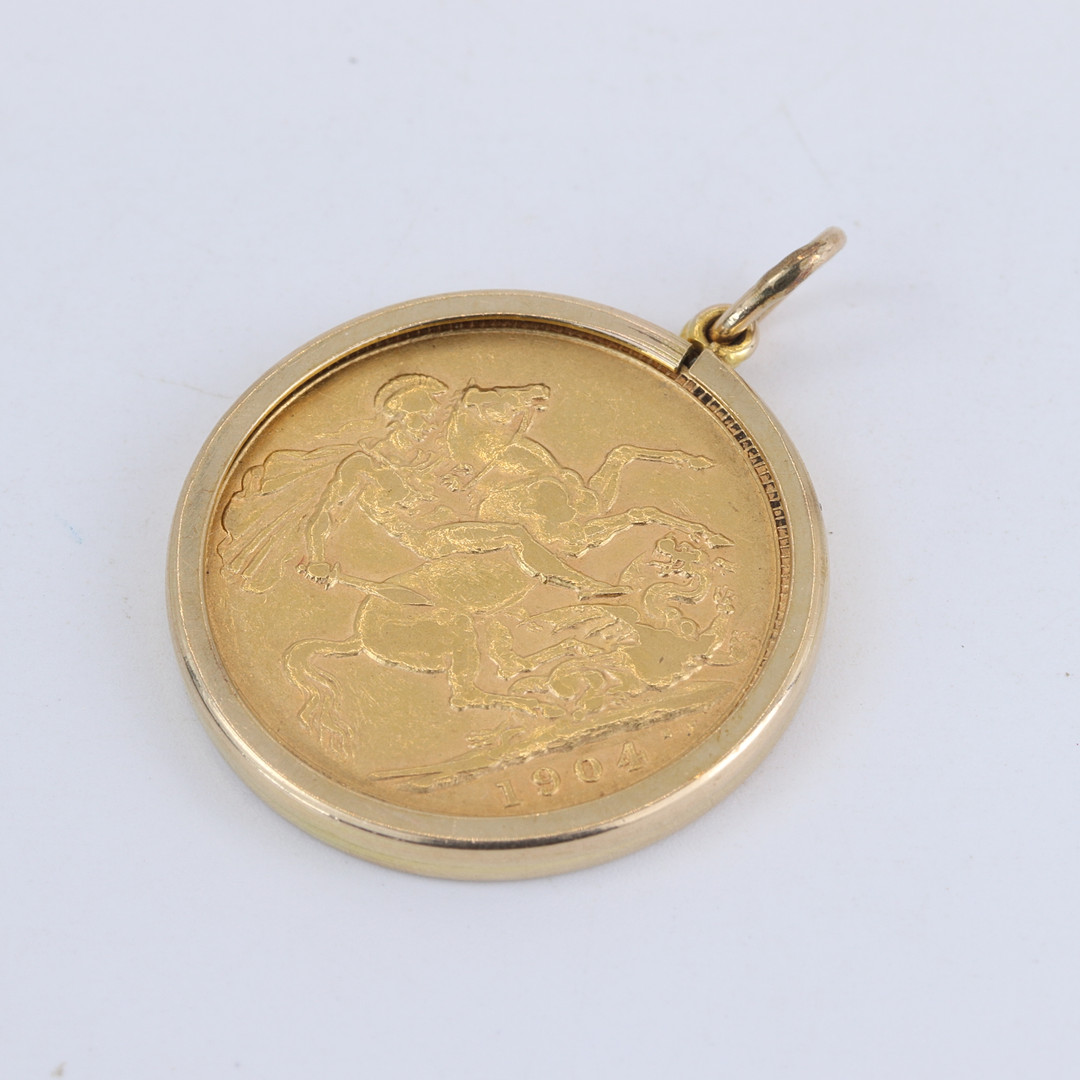 FULL SOVEREIGN IN 9CT GOLD SETTING.