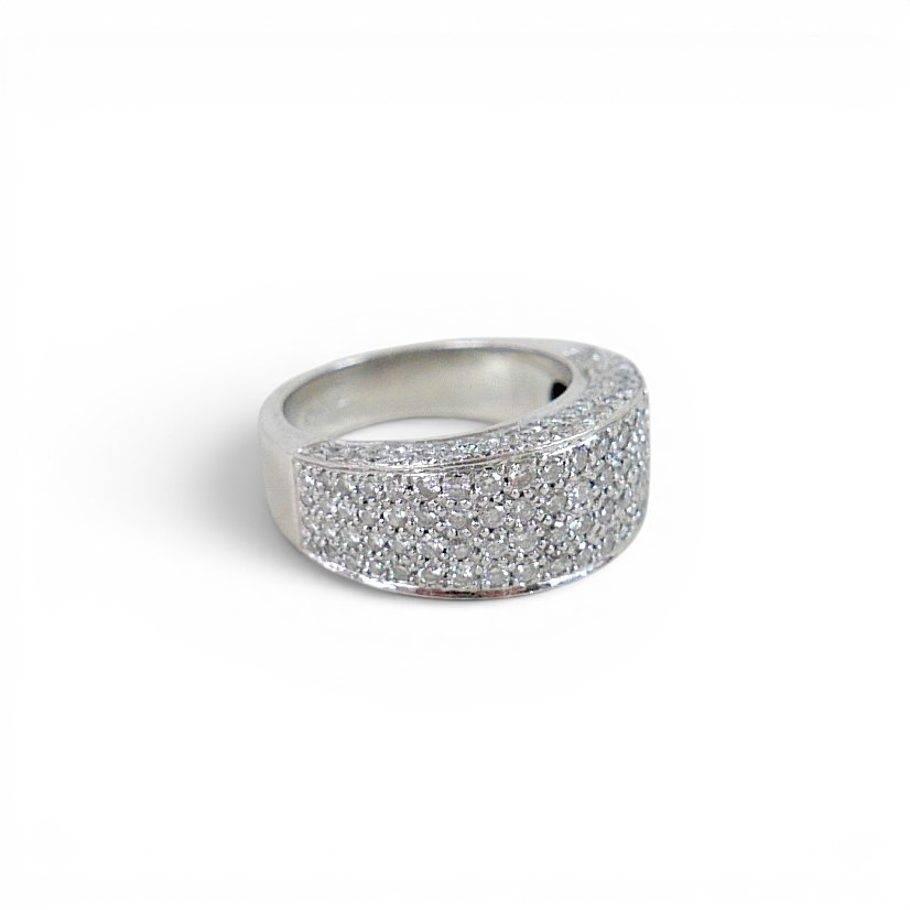 AN 18K WHITE GOLD AND DIAMOND RING.