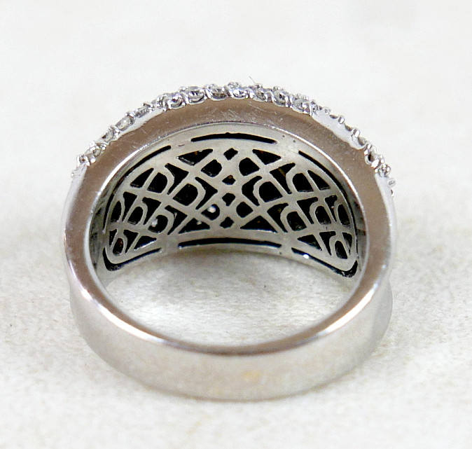 AN 18K WHITE GOLD, DIAMOND, AND BLUE DIAMOND RING.