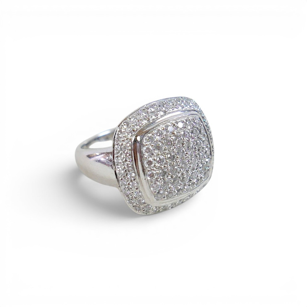 AN 18K WHITE GOLD AND DIAMOND RING.