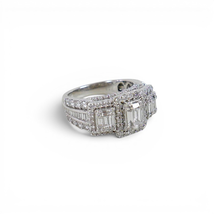 AN 18K WHITE GOLD AND DIAMOND RING.