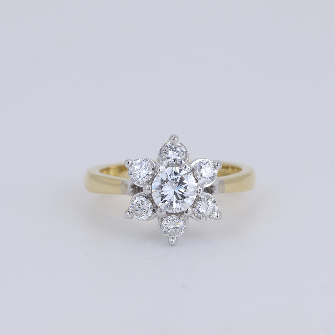 18CT GOLD DIAMOND SET CLUSTER RING.