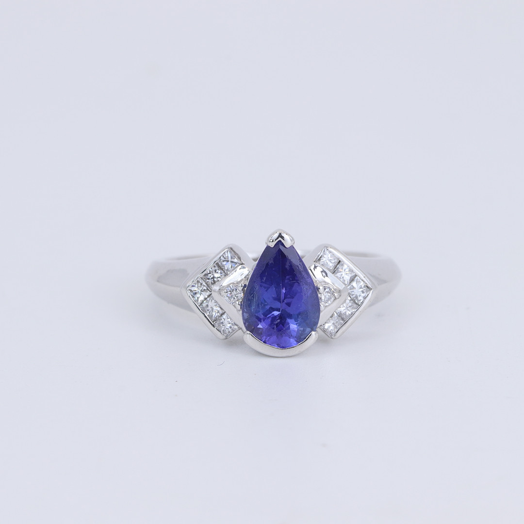 14CT WHITE GOLD TANZANITE & DIAMOND SET RING.