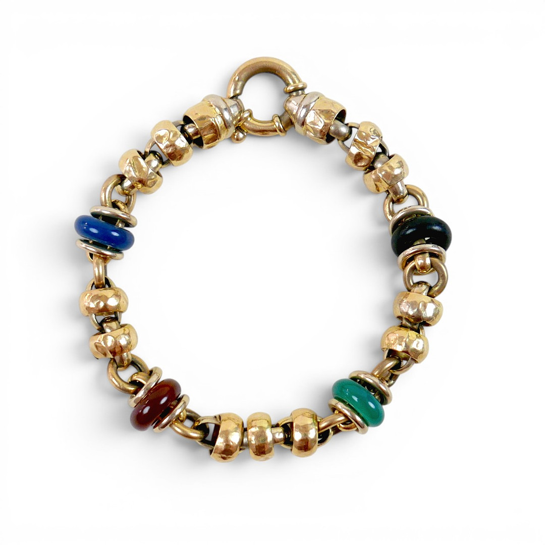 AN 18CT GOLD BRACELET.