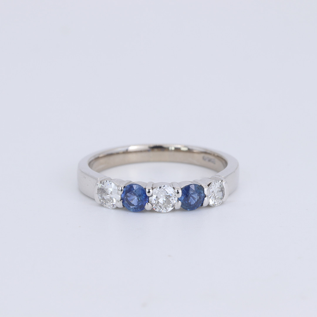 18CT WHITE GOLD SAPPHIRE & DIAMOND SET RING.