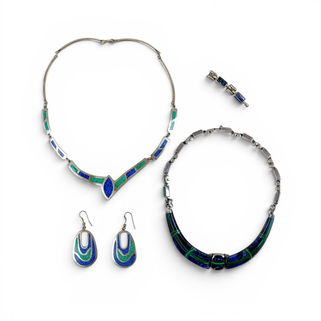 A SILVER COLLAR NECKLACE SET WITH MALACHITE.