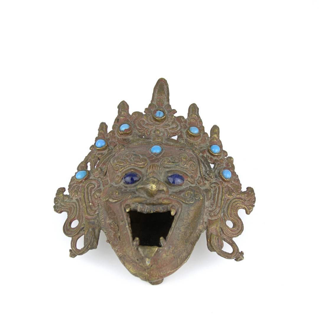 RÖKELSEKAR, patinerad mässing med turkoser och lapis lazuli, i form av orientalisk väggmask, Asien.