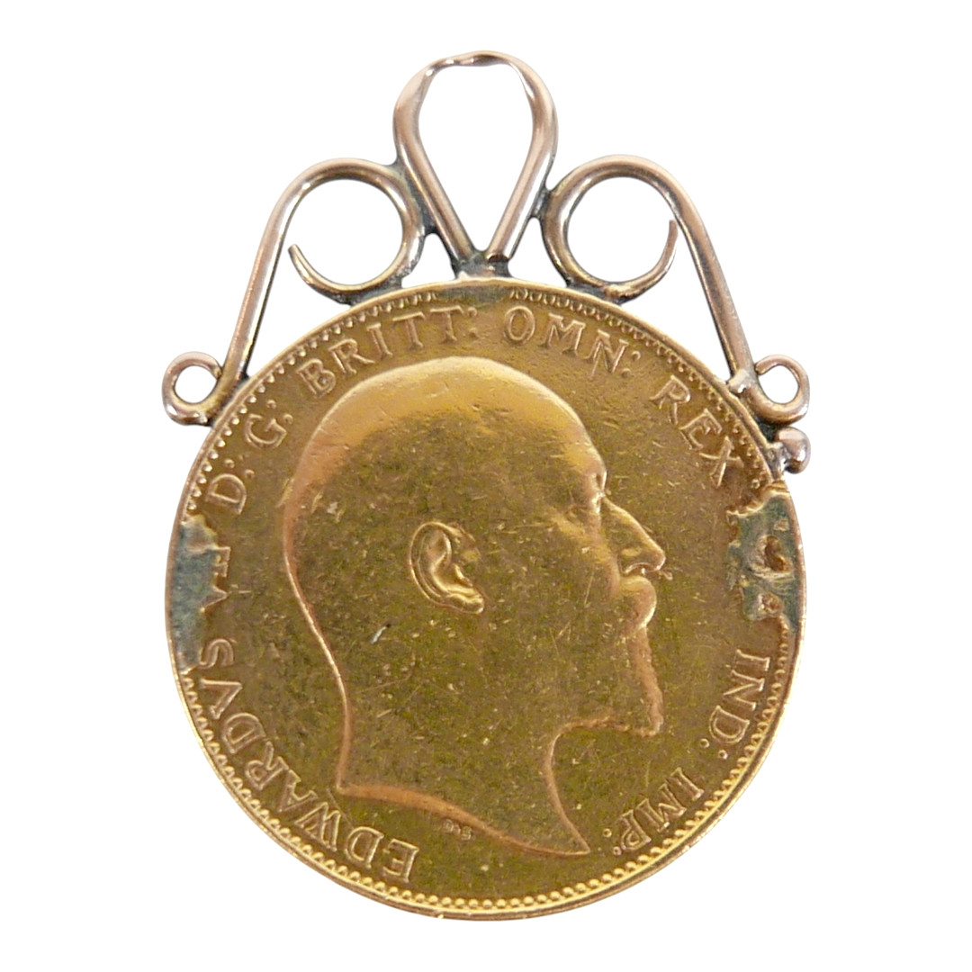 A GEORGE V GOLD SOVEREIGN.
