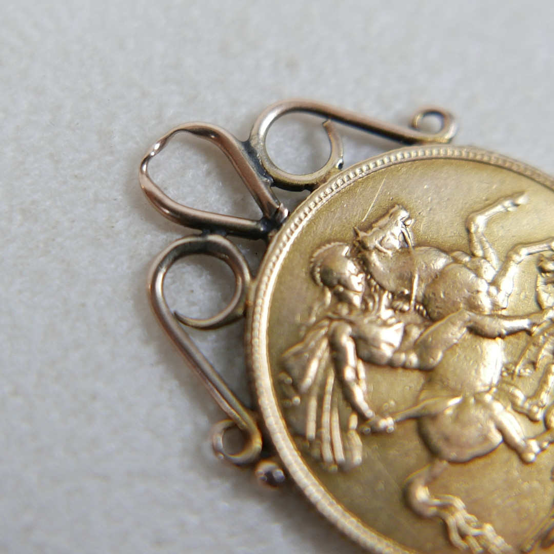 A GEORGE V GOLD SOVEREIGN.