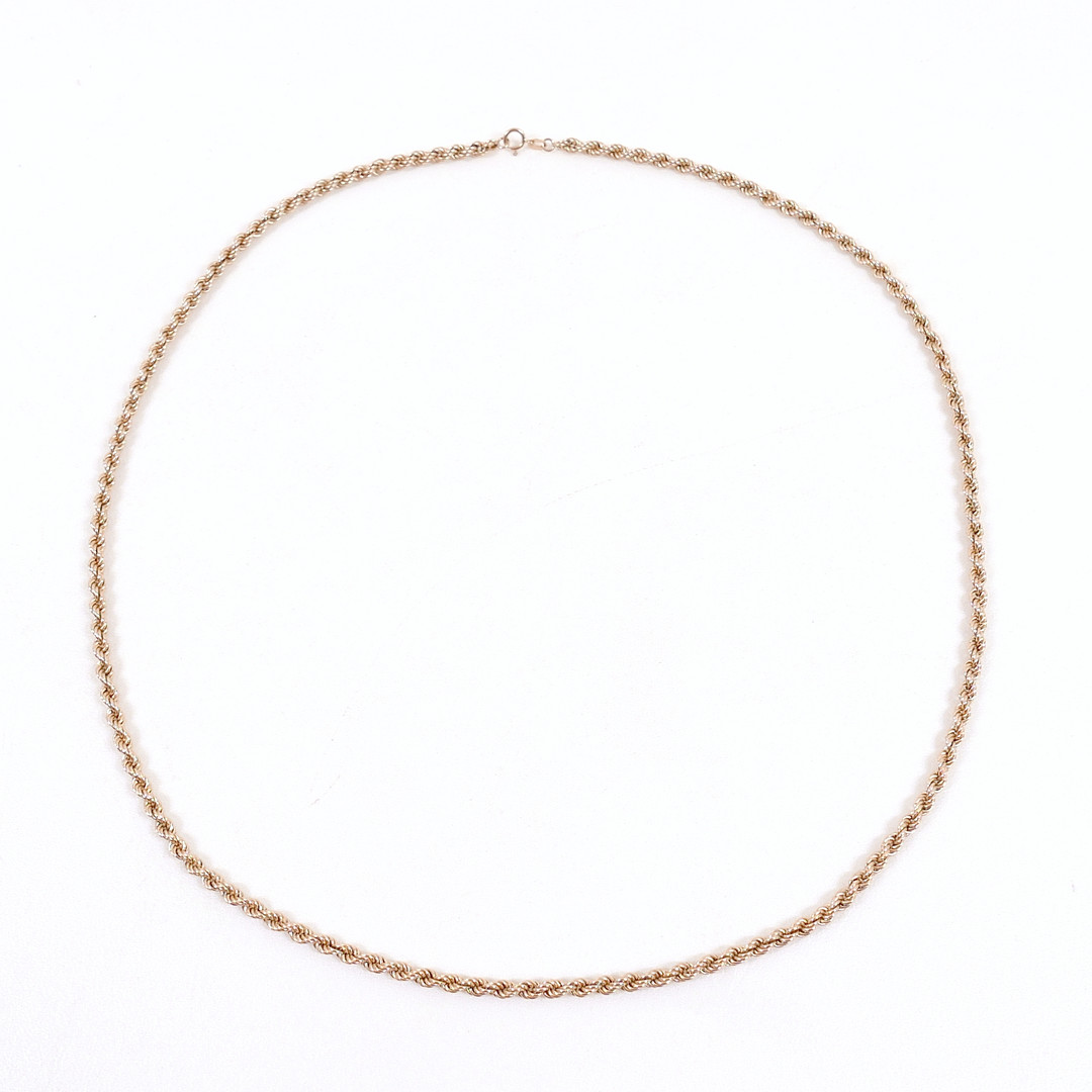 A LONG GOLD ROPE TWIST NECKLACE.