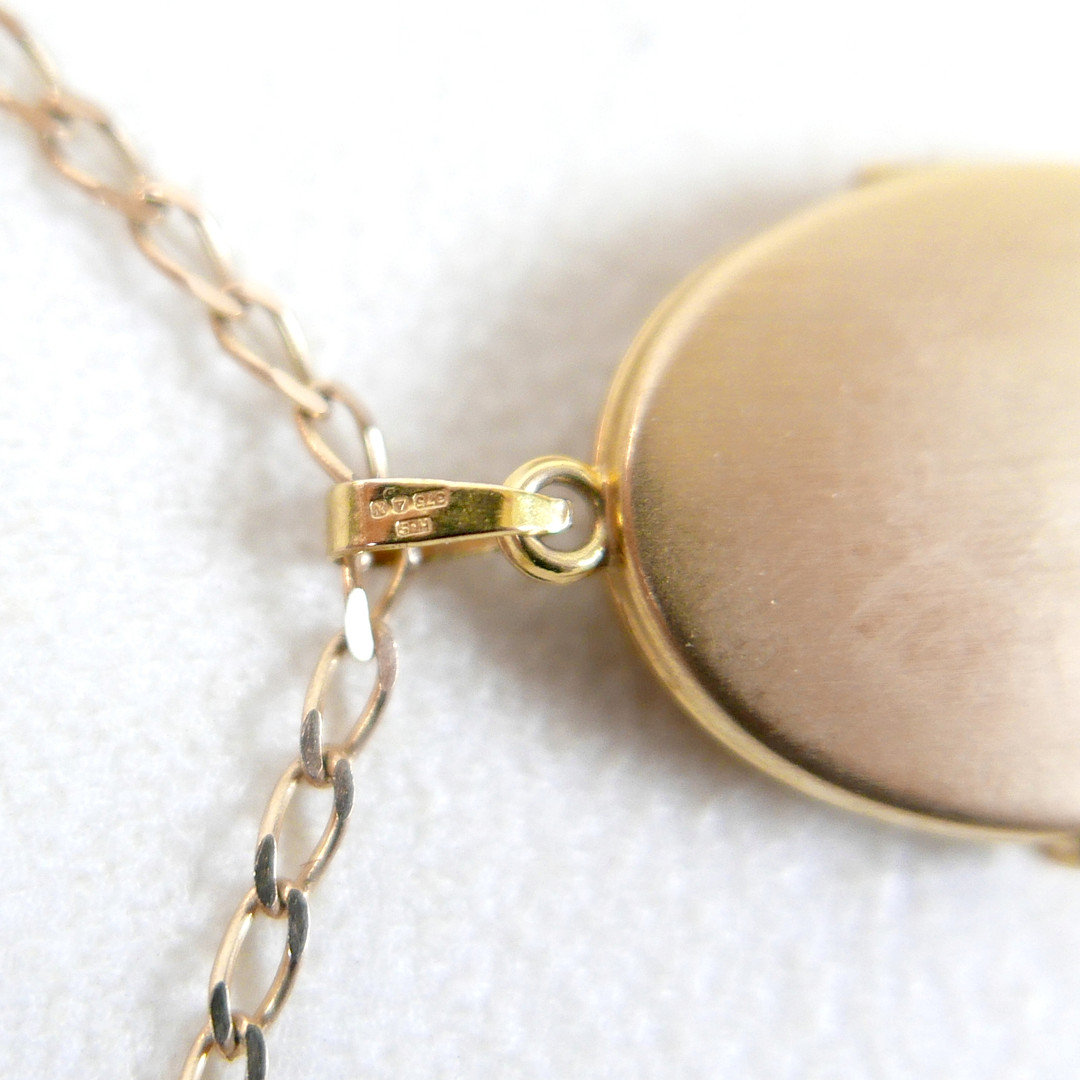 A 9CT GOLD NECKLACE AND LOCKET.