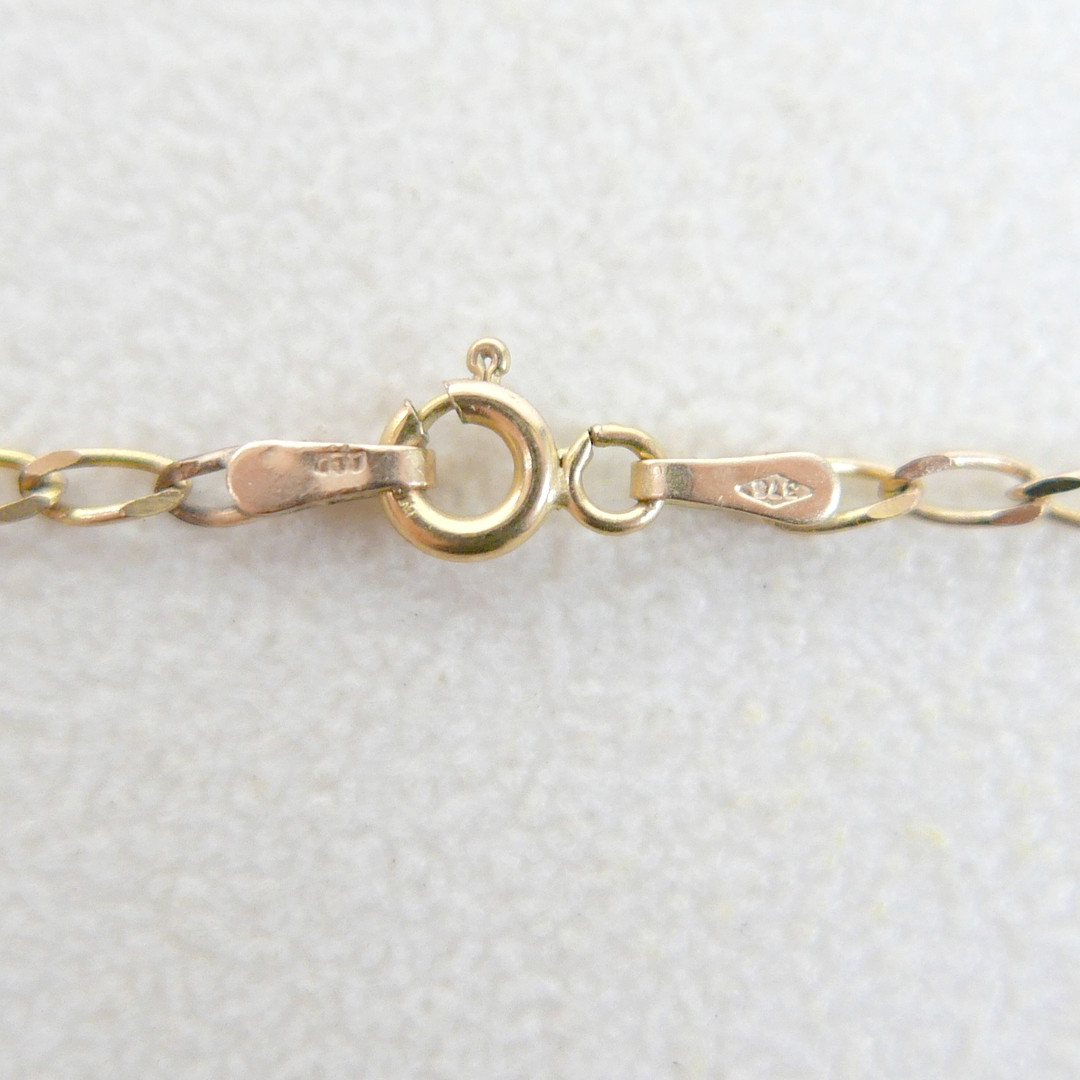 A 9CT GOLD NECKLACE AND LOCKET.