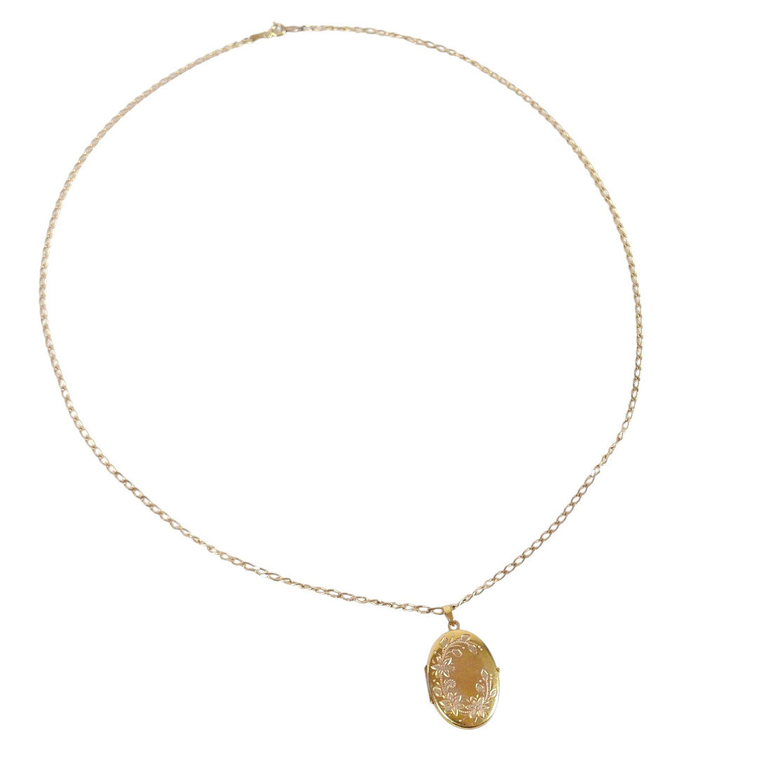 A 9CT GOLD NECKLACE AND LOCKET.