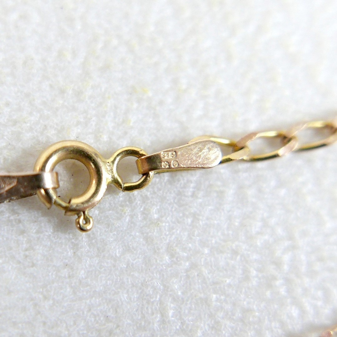 A 9CT GOLD NECKLACE AND LOCKET.